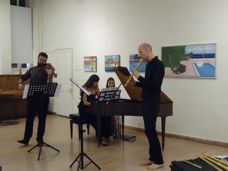 ΕλληνοΟλλανδική σύμπραξη: Ο Έρικ Μπόσγκραφ στο φλάουτο με ράμφος, ο Γιώργος Σαμοϊλης στο μπαρόκ βιολί και η Κατερίνα Ορφανουδάκη στο τσέμπαλο.